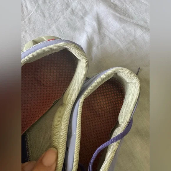 On cloud shoes - Picture 8 of 11